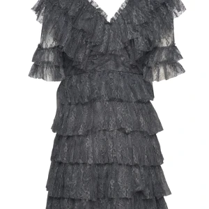By Malina Sky dress - En klänning från By Malina, ser helt ny ut (använd 1 gång). Nypris ca 2800, säljer för 850 färgen smoke (mörkgrå). Den är i storlek s men skulle säga att den passar även för xs. Jag har i vanliga fall xs men den sitter jättebra. Säger pga inte riktigt min stil. 