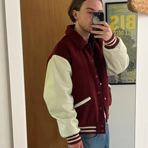 Levis college jacket - Levis college jacka. Storlek M. Har inte använt den så mycket alls kanske 5 gånger. Pris kan diskuteras. Hör av er om frågor