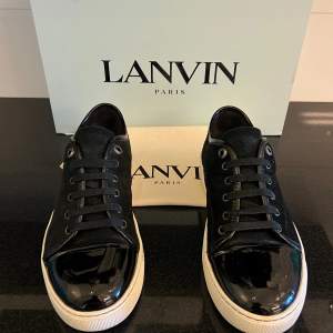 Sjukt feta Lanvin-skor i svart! De är EU 41-42 UK 6. De är i ett grymt skick med nästan inga tecken på användning. 2499kr (nypris: 4500kr). Endast skorna kommer med.  Kan fraktas via Postnord / Instabox. Hör av dig vid frågor eller funderingar😊