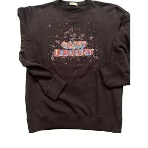 Saint Laurent tröja - Säljer min otroligt feta saint Laurent tröja. Skick: 9/10 använd 6 gånger. Den är storlek S. Köpte den i oktober förra året för ca 8500kr. Skriv ifall ni har några frågor!