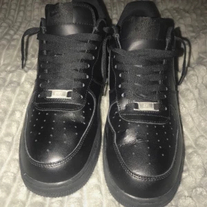 Air Force 1 - Hej säljer ett par svarta Air Force 1 i storlek 44. Använd ett fåtal gånger. Skriv om du har mer frågor, vill ha fler bilder osv