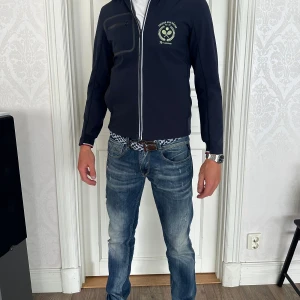 Gant softshell jacka  - Gant softshell jacka  Storlek Xs  Skick 8/10 Färg Marinblå  Modellen är 188cm och väger 77kg 