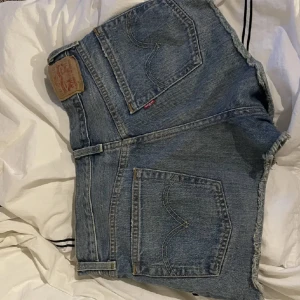 Levi’s shorts - Supersnygga Levis shorts, perfekta nu till sommaren. Lånade bilder! Storlek 26, så den passar Xs-S🩷