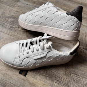 Michael kors sneakers 37 - Äkta Michael kors sneakers 37 i fint skick,  använd 1 gång ,säljer pga fel storlek 