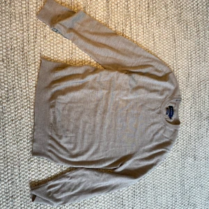 Riley tröja - Beige tröja från Riley / Brothers i merinoull. Nästan oanvänd.  Nypris 800-900kr Storlek: S