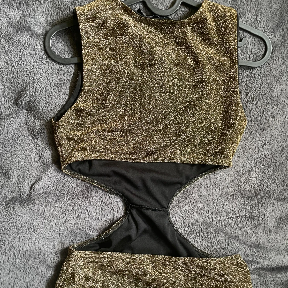 Guld glittrig lång klänning - 90