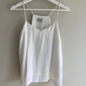 Vitt linne spagettiband  - Mycket fint skick, endast använd ett fåtal gånger. Material: 100 % viskos 