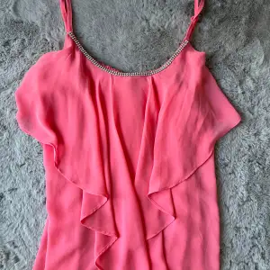 Säljer detta jättefina rosa volang linne med en strass kant💓