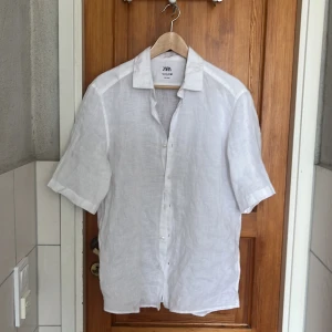 Linne skjorta - Linne skjorta köpt i Spanien men vissa sig sitta fel på mig. Den är endast testad i Sverige men  pågrund av att den är köpt utomlands gäller inte garanti/ ångerrätt. Nypris i butik var 500kr. Hör av vid minsta intresse😁👍