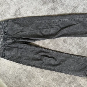 Mörkgrå jeans baggy - Ganska baggy mörkgrå jeans från Vailent i strlk S