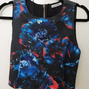 Mönstrad croptop i läder - Den är fortfarande i mycket fint skick, dock har den någon vit "tryck" bakom. Annars är den endast använda ca 1-3ggr.