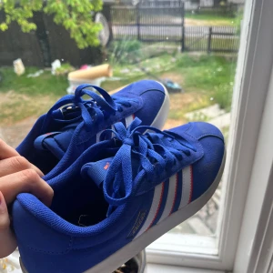 Blåa sneakers adidas  - Jätte snygga men tyvärr för små. Har aldrig används. Finns inte att köpa längre. Små i storleken brukar normalt sett ha 39.