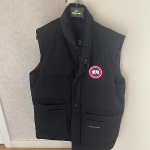 Canada goose väst - - storlek: M - skick: 10/10, inga defekter - färg: svart