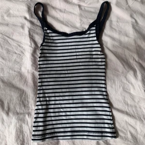 Randigt linne  - Jätte fint mörkblått och vitt randigt linne som inte kom till användning🩷