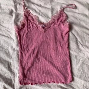 Rosa linne med spets  - Jätte fin, tunnare material men den är väldigt stretchig 🩷