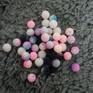 Smycken  - Massa olika färgade pärlor 