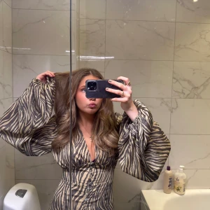 Adoore klänning  - Intressekoll på min adoore klänning som har använd max 3 gånger. Helt slutsåld  Hör av er om ni är intresserade