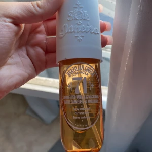 Sol de Janeiro  - Köpt för 249kr på kicks men säljer den för 150kr. Köpte den för ungefär 3-4 månader sen. Skriv privat om du har mer frågor 