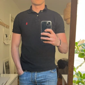 Ralph lauren  - Svart Ralph lauren piké i storlek M, riktigt bra skick