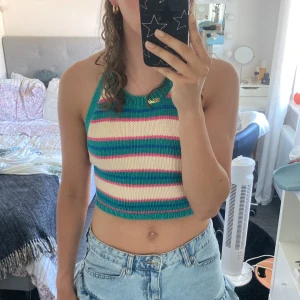 Zara stickad topp - Jättefin stickad topp från Zara, perfekt till sommaren. Den har öppen rygg med knytning nertill. Säljer då den inte kommer till användning💕Skriv privat för fler frågor!