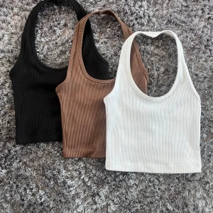 Halterneck linne - Jag säljer tre halterneck linnen från hm då jag aldrig hann använda dem innan de blev för små!  Nypris 99kr/ st, säljer alla tre för 100kr, ett linne för 40 kr