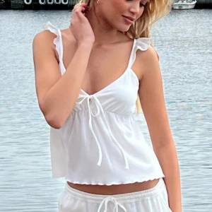 Topp från Nelly 💌 - Supergullig helt ny topp från Nelly! Lapparna sitter kvar 🌸 Säljes då den inte passade mig så bra 🩷nypris: 249 kr