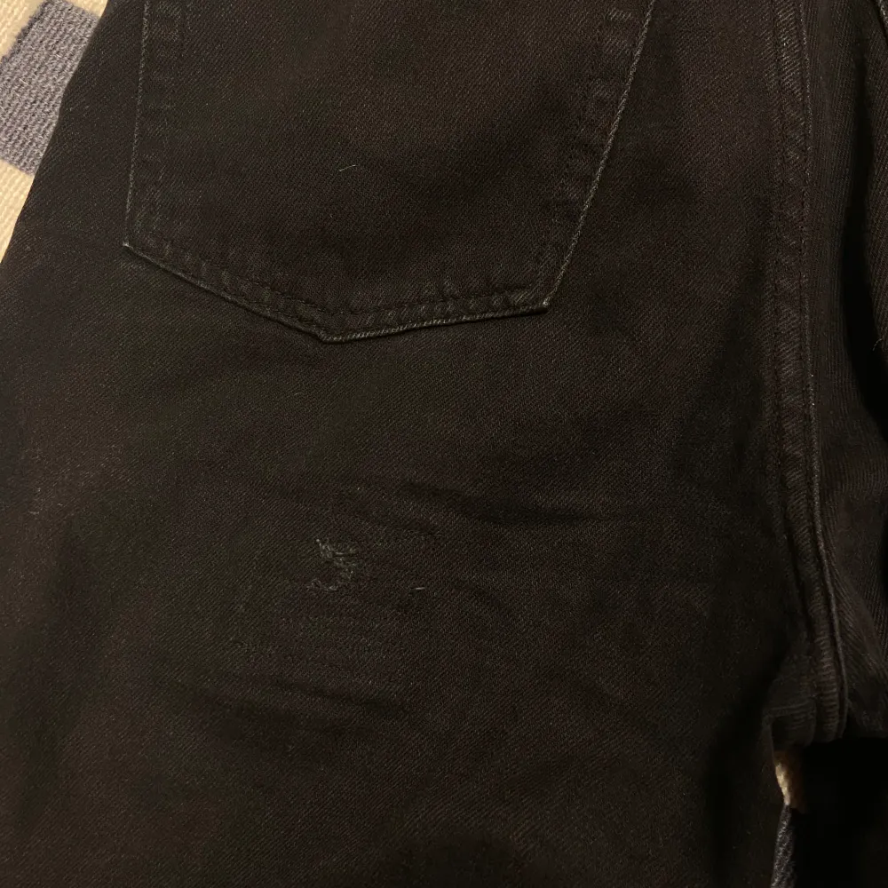 Svarta vida jeans från Lindex! Obs att de har en lagning (sista bilden). Annars i väldigt fint skick och sitter väldigt fint i midjan:)). Är möjligtvis kanske lite stor i storleken för bär 40 annars  Pris kan diskuteras något . Jeans & Byxor.