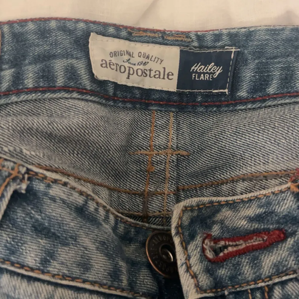 Säljer mina absoluta favorit jeans som tyvärr blivit för små💘 dom är i ett jätte bra skick och har inga defekter💘 . Jeans & Byxor.