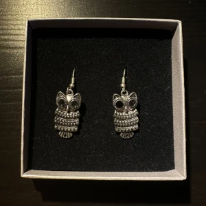 Örhängen  - Svin coola uggle örhängen.Säljer flera örhängen så kolla gärna in fler i min profil. Vid köp av flera kan man få rabatt. Skriv till mig privat isåfall💗 