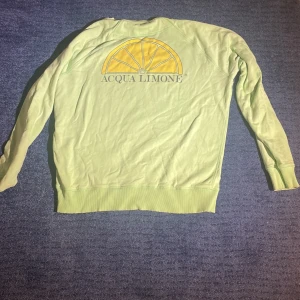 Aqua limone college classic green M - Fin aqua limone tröja i färgen limegrön Säljes. Använd endast ett par gånger. Storlek Medium