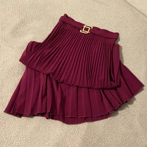 Skitsnygg Rödbrun kjol - Supersnygg rödbrun kjol som är bara perfekt till sommaren! Kjolen är fortfarande sprillans ny eftersom den är bara testad 1 gång 🫶🏼 storleken är XS, ej stretchigt material! Pris kan diskuteras såklart. Skriv gärna om du har frågor! 🤍