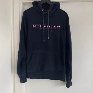 Tommy Hilfiger - Tommy Hilfiger Hoddie,jätte bra stick 
