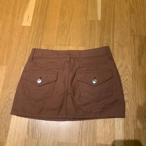 Ny jeanskjol - Oanvänd jeanskjol med coola bakfickor. Köpt för 200kr