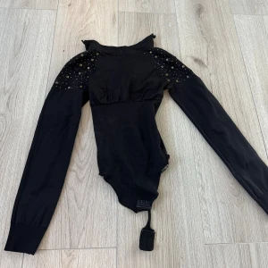 Bodys - Skitsnygg body ger en jättesnygg passform och sitter tajt. Stl xs-s ganska stretchig kanske till och med passar mindre