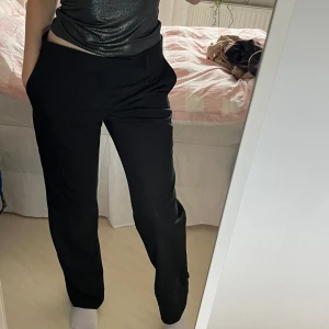 Svarta kostymbyxor - Jättesnygga lite baggy kostymbyxor, ifrån dressman❤️ Kommer inte till användning 