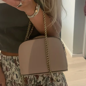 Rosa väska  - Super söt, fint skick. Har satt på de korta kedje bandet själv o det är lite rostigt men inget man ser.❤️