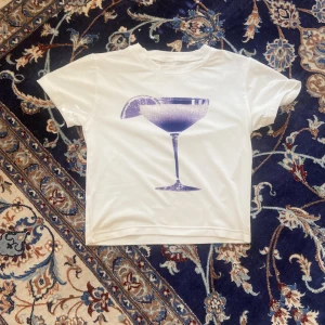 Martini T-shirt - Köpte i storlek S men passar mig som är XS/XXS🥰 står inte vart den är ifrån men köpte iallafall för 189 kr😊 använt påriktigt 1 gång och köpte den 24 maj 2024