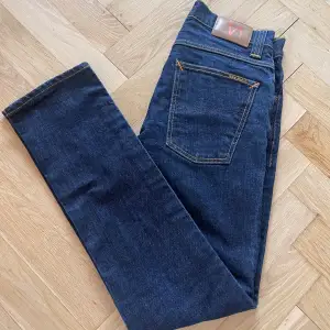 Säljer dessa nudie jeans dom endast är använda en gång modell: grim tim/ slim fit skick 9,5/10 orginal pris 1500kr mitt pris 500kr