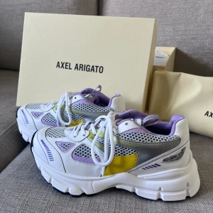 Axel Arigato marathon runners oanvända - Helt oanvända axel arigato marathon runners i stl. 36. Skolåda, skopåse och klistermärken finns alla kvar. Nypris ca 3000kr