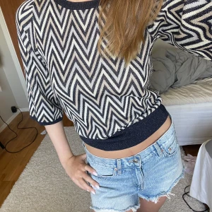 Zigzag tröja - Jättefin tröja från neo noir. Inte kommit till användning men så fin. Är i storlek m men passar på mig som är s. Kostade 900 från början men säljer den nu för 600