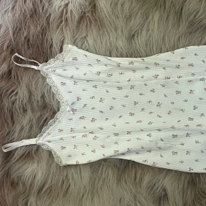  Vit klänning med blommor  -  Sommarklänning 