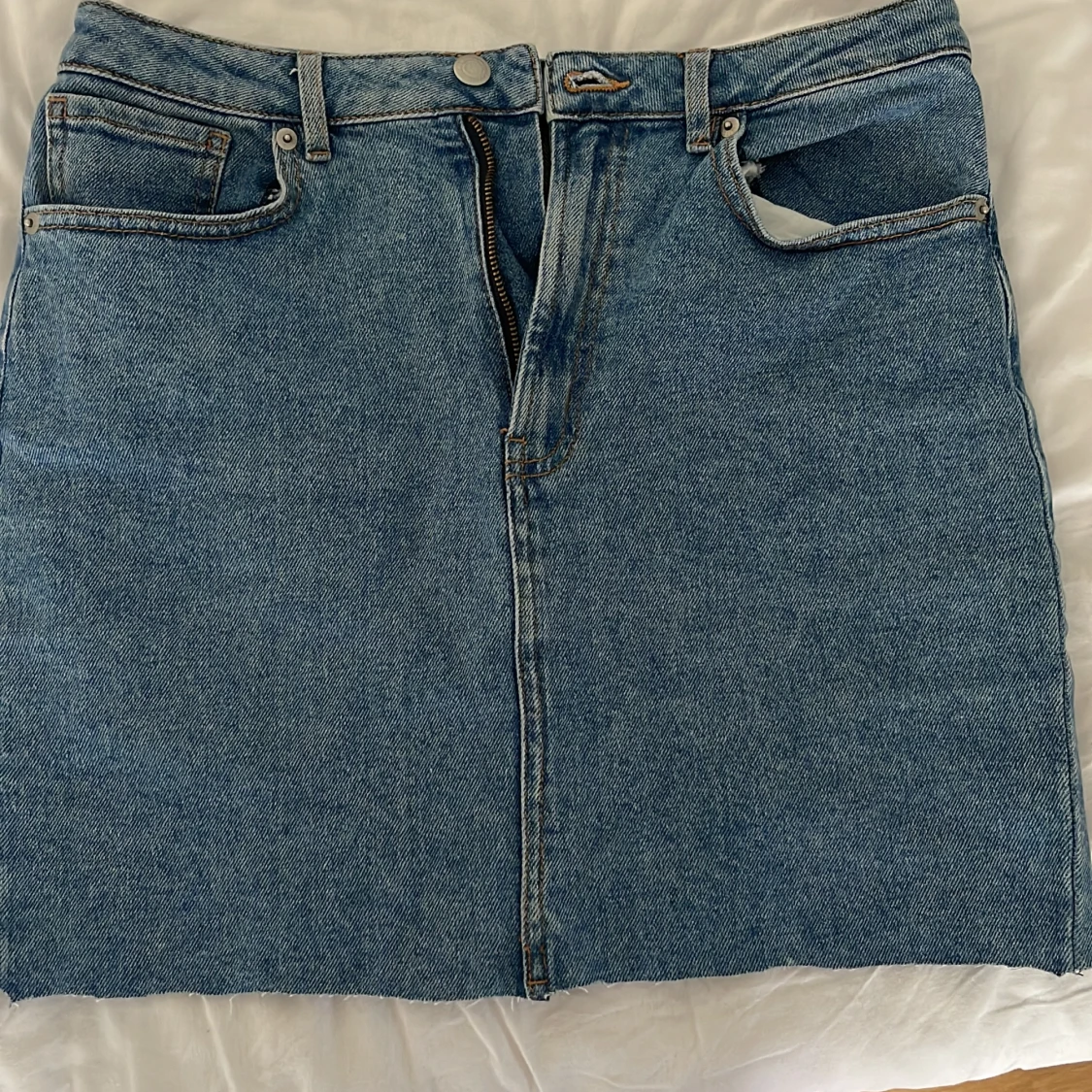 En  jeanskjol från bikbok  - 90