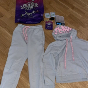 Syna world ser - Hej säljer mitt syna world sett i nytt skicka äkta och har inga defekter eller annat storlek xs bara lite lite liten i storlek men passar