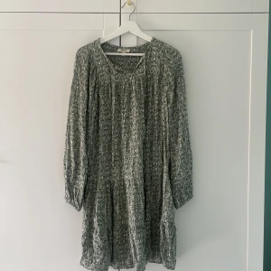 Jättefin sommar klänning❤️ - Säljer denna jätte fina sommar klänningen! Säljer den då den tyvärr inte kommit till användning. Köpt på ett köpcenter i USA för ca 400kr. Aldrig använd och endast provad❤️ priset kan diskuteras