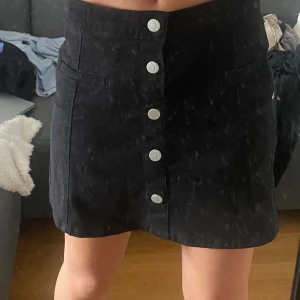 Jeanskjol svart - Säljer denna svarta jeanskjol från Lindex. Används aldrig då den är fel storlek för mig, det är en barnstolek men hade lika gärna kunnat vara S-M.