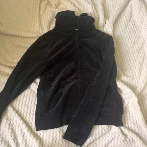 Sip hoodie - Svart hoodie med dragkedja som aldrig kommit till användning