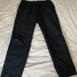 Arket Linnebyxor  - Svarta linnebyxor från Arket i nyskick Nypris 900 kr Personen på bilden är 191 cm 