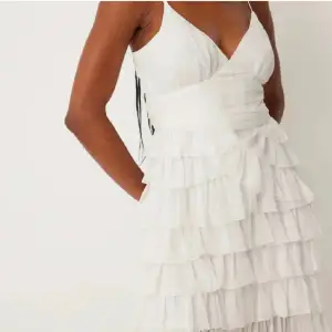 Säljer denna superfina klänningen då den är stor på mig 💕helt ny med lappen kvar 💕