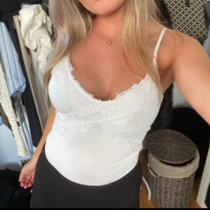 Vit spetsbody  - Köp via instabox!!! Vit supersnygg spetsbody från zara💞 finns lite defekter, syns knappt (bild fyra)☺️skriv om ni vill ha fler bilder med den på! 