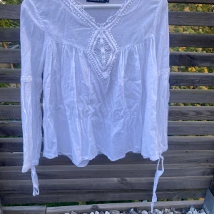 Snygg sommar blus  - Fin sommar blus , köpte den här på Plick, men den var lite liten för mig 💕 den är sval och skön nu till sommarn med fina detaljer. Pris kan diskuteras 